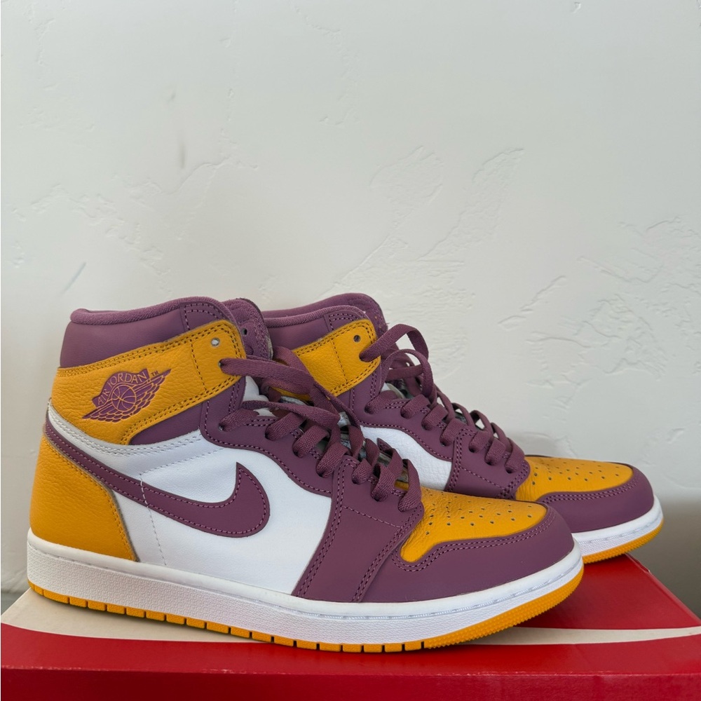 Air Jordan 1 retro high OG “brotherhood”. Worn once.